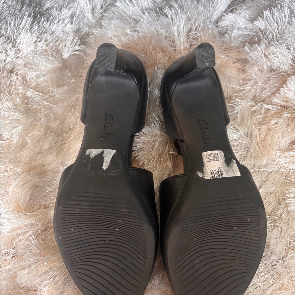 Clarks Women's Black Strappy Shoes - Picture 5 of 5